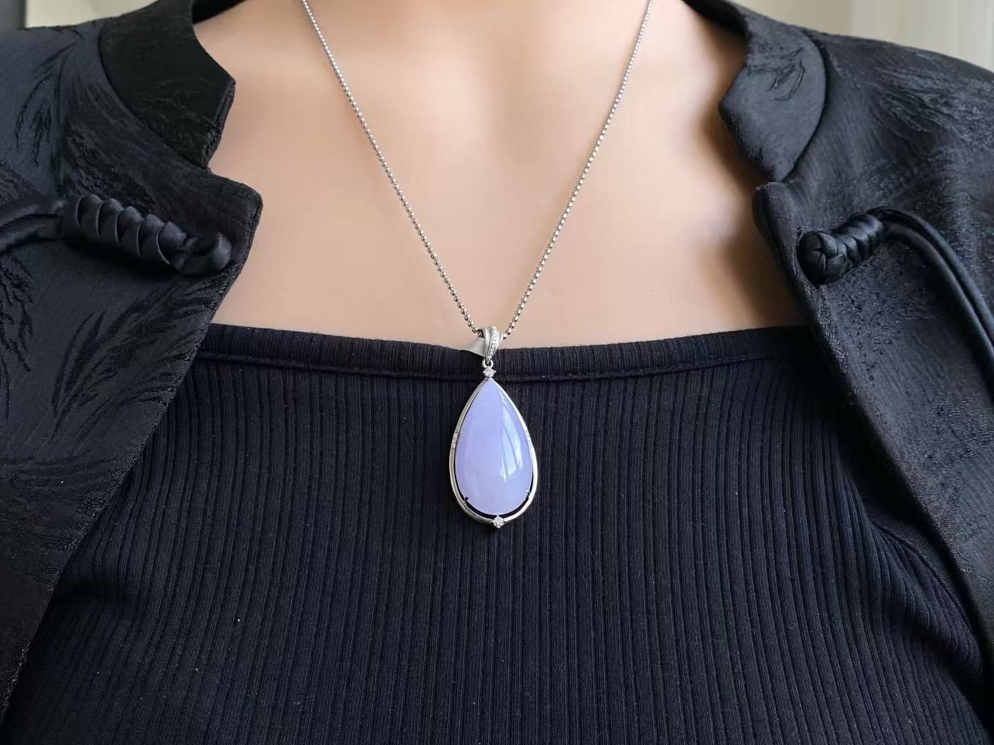 Cuiyu-Natural Violet Jadeite Teardrop Pendant | 18K Gold Inlay