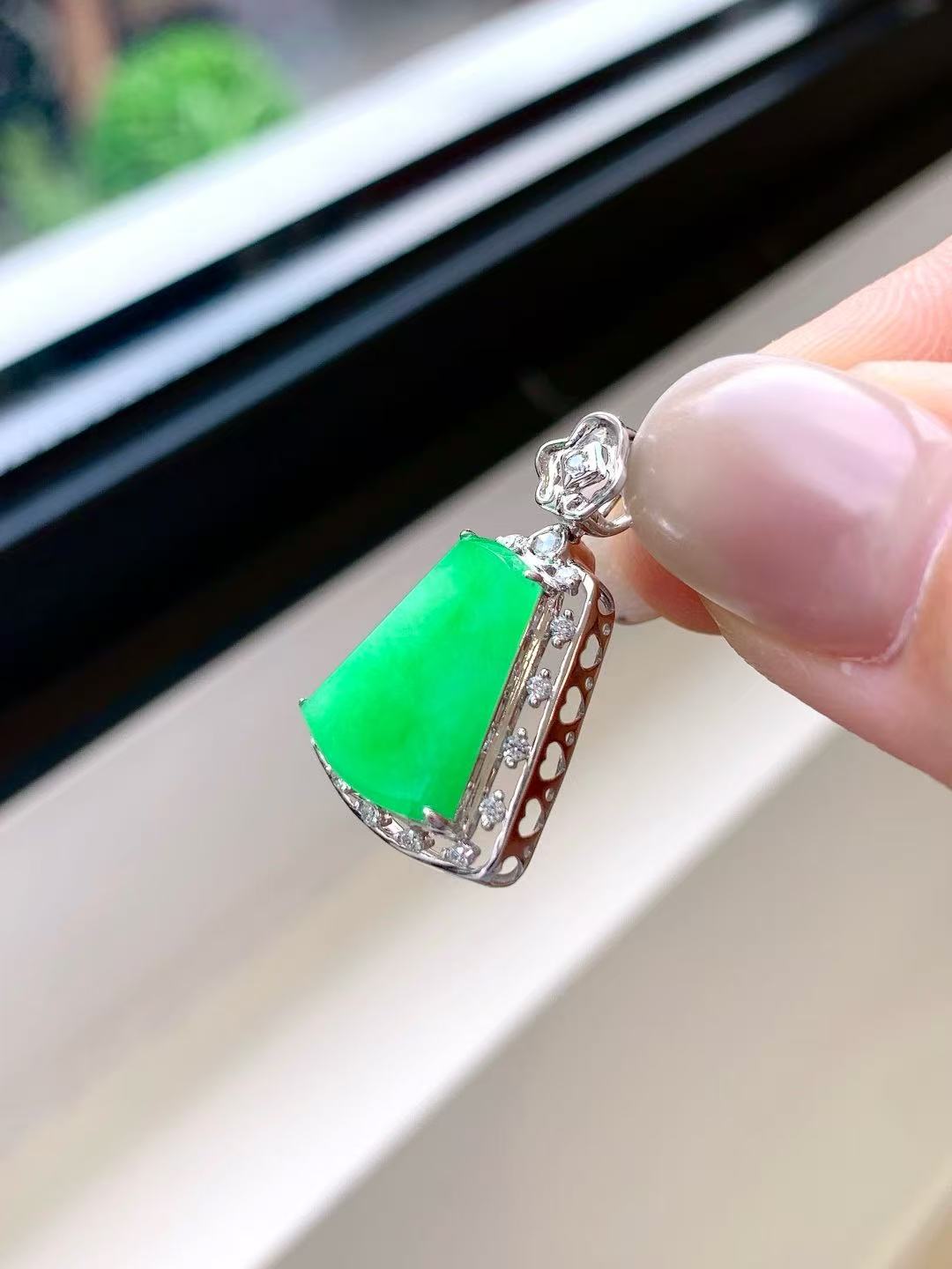 Cuiyu - Classic Sun-Green Jadeite Mòshì Pái | 18K Gold Inlay