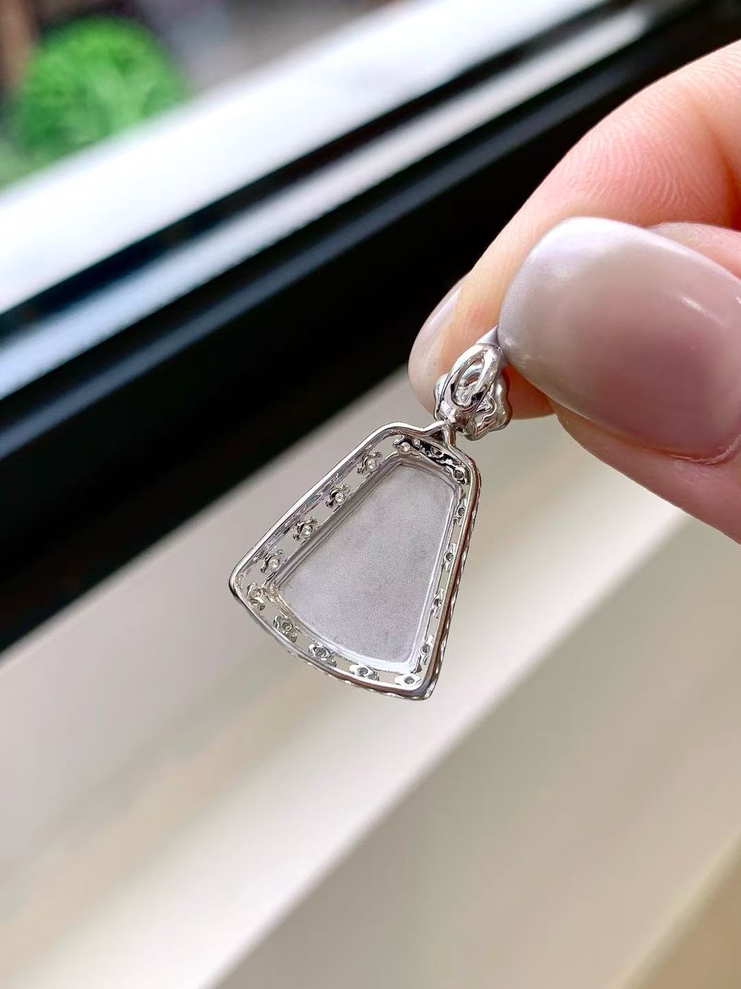 Cuiyu - Classic Sun-Green Jadeite Mòshì Pái | 18K Gold Inlay
