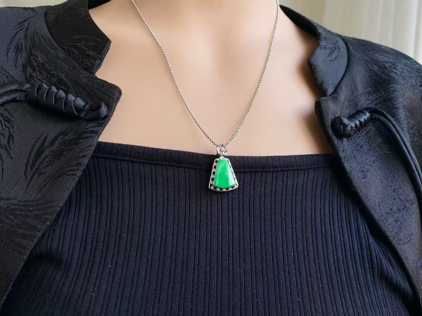 Cuiyu - Classic Sun-Green Jadeite Mòshì Pái | 18K Gold Inlay